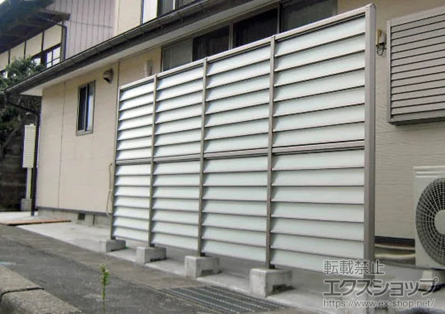 福島県松戸市のLIXIL リクシル(TOEX)のフェンス・柵 サニーブリーズフェンスS型 間仕切りタイプ(二段施工)<採光タイプ> 施工例