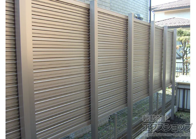 神奈川県相模原市のLIXIL リクシル(TOEX)のフェンス・柵 ハイスクリーンフェンスA型 多段柱施工 施工例