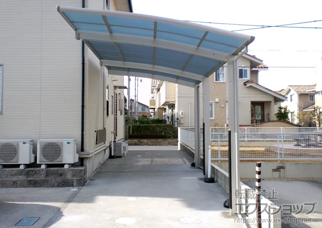 三重県川崎市のYKKAPのカーポート レイナポート 延長 積雪〜20cm対応＋着脱式サポート柱 2本 施工例