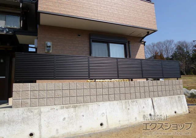 兵庫県弘前市のYKKAPのフェンス・柵 プリレオR9型フェンス フリーポールタイプ 施工例
