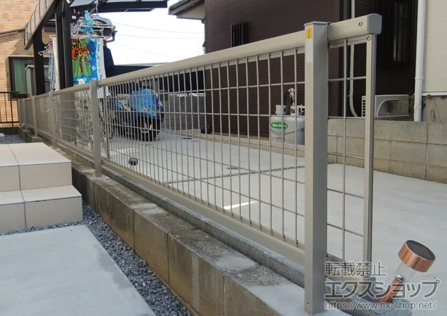 埼玉県和泉市のValue Selectのフェンス・柵 レスティナメッシュフェンス2型 自由柱施工 施工例