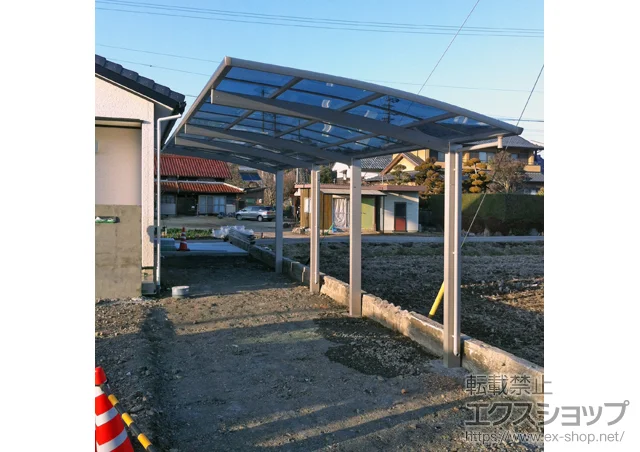 岐阜県水戸市のYKKAPのカーポート プレシオスポート 縦連棟 積雪〜20cm対応＋収納式物干しセット2型　2本入 施工例