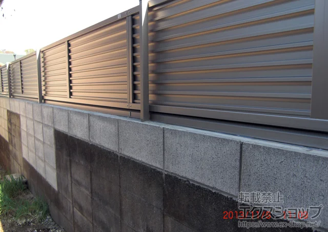 兵庫県三島市のLIXIL リクシル(TOEX)のフェンス・柵 プリレオR5型フェンス　フリーポールタイプ＋フェンス下桟すきまカバー 施工例