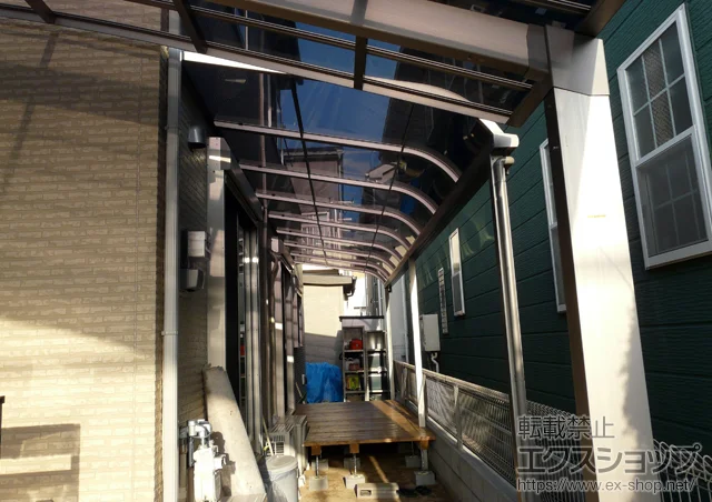大阪府大阪市のLIXIL リクシル(トステム)のカーポート、テラス屋根 ライザーテラスII R型 テラスタイプ 連棟 積雪〜20cm対応 施工例