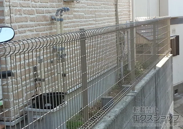 神奈川県横浜市のLIXIL リクシル(TOEX)のウッドデッキ、フェンス・柵、門扉 ハイグリッドフェンスN8型 フリーポールタイプ 施工例