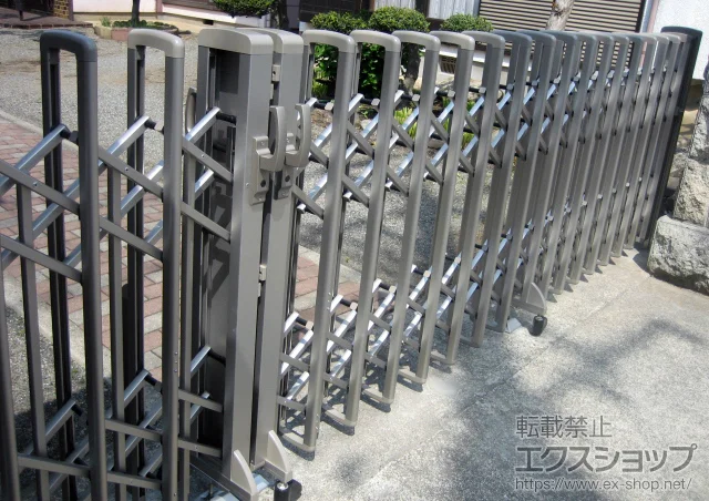 神奈川県加須市のの門扉、カーゲート レイオス3型ノンレール 両開き親子12-30W 施工例