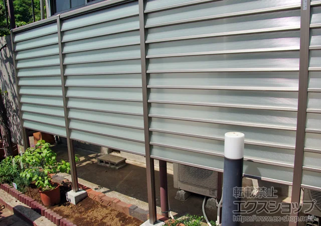 東京都千葉市緑区の積水樹脂(セキスイ)のフェンス・柵 サニーブリーズフェンスS型 間仕切りタイプ ロング柱1枚掛け仕様 施工例