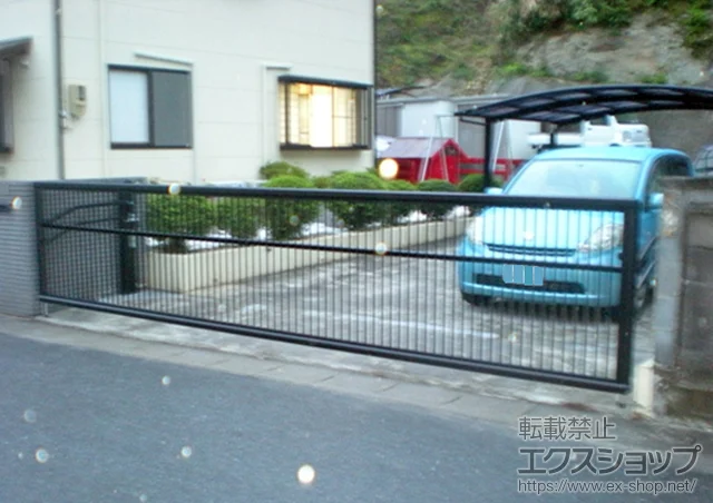 福島県いわき市のYKKAPのカーゲート エクスラインアップゲート ワイド2型 電動式 施工例