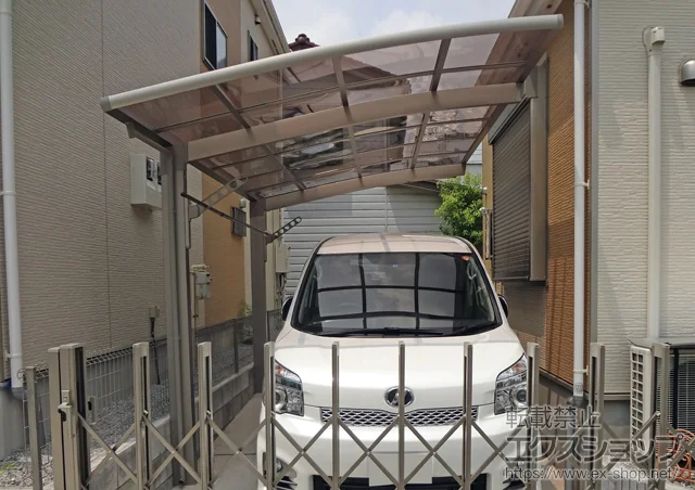 千葉県奈良市のYKKAPのカーポート カーブポートシグマIII 積雪〜20cm対応+収納式物干し 標準 2本入 施工例