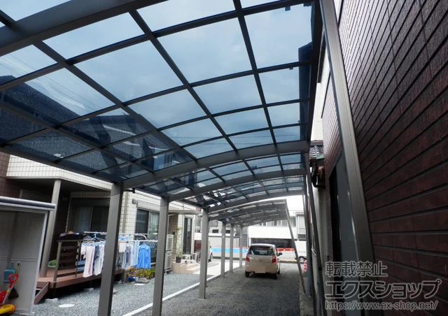 静岡県日田市のLIXIL リクシル（トステム）のカーポート カーブポートシグマIII 縦連棟 積雪〜20cm対応＋着脱式サポート（補助柱） 1本入 施工例