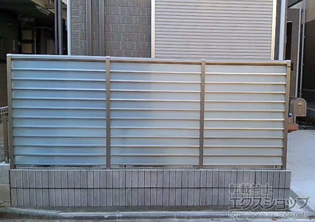 東京都磯城郡川西町のLIXIL リクシル（トステム）のフェンス・柵 サニーブリーズフェンスS型＜採光タイプ＞ 間仕切りタイプ 施工例