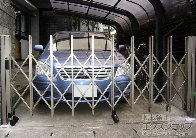 茨城県東近江市のYKKAPのカーゲート トリップゲート RA型(錠無し) ノンレール 片開き 27S 施工例