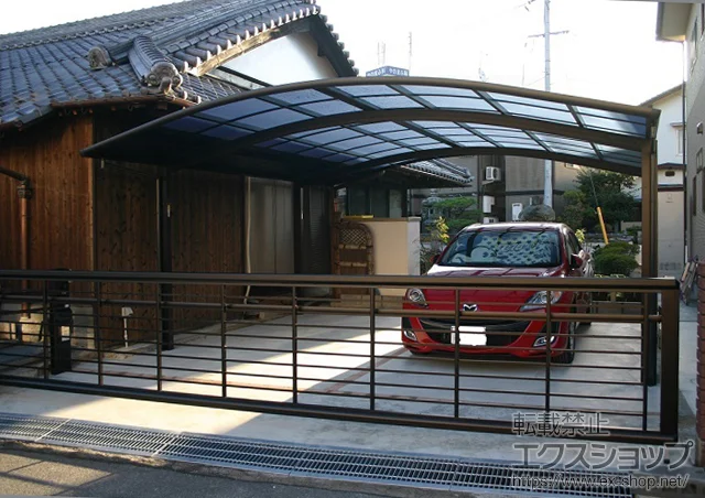 広島県仙台市のYKKAPのカーゲート ルシアスアップゲート ワイド 01型 電動式 施工例