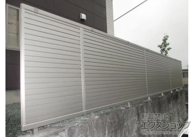 静岡県浜松市のYKKAPのフェンス・柵 レスティナフェンス7型 横目隠し 自由柱施工 施工例