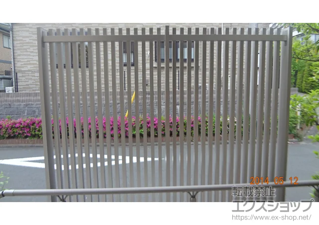 神奈川県三郷市のLIXIL リクシル(TOEX)のフェンス・柵 リレーリアフェンス2N型 たて格子 メーターモジュール 施工例