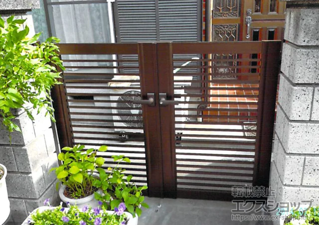 埼玉県さいたま市のYKKAPの門扉 エクスライン門扉12型 両開き　門柱使用 施工例