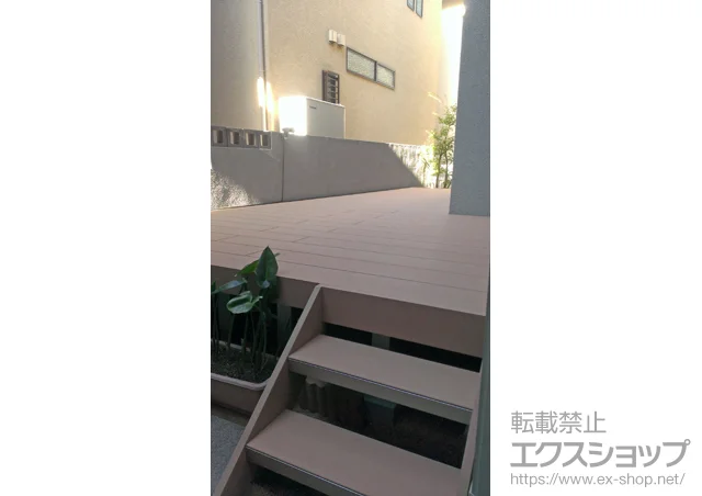 兵庫県明石市のYKKAPのウッドデッキ リウッドデッキ 200＋壁側目地カバー材＋階段式リウッドステップ5型 Hタイプ 2段 施工例