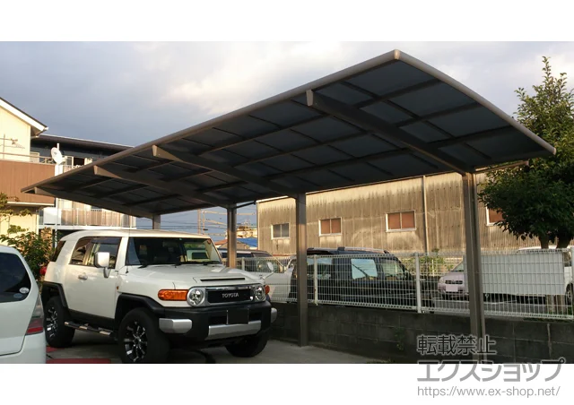静岡県西尾市のValue Selectのカーポート カーブポートシグマIII 縦連棟 積雪〜20cm対応＋ 屋根材ホルダー 50タイプ用×2 施工例