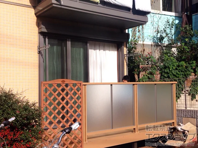 東京都川西市のYKKAPのウッドデッキ レストステージ 幕板納まり＋片側面段床ステップ(1段)＋レストステージ デッキフェンス 施工例