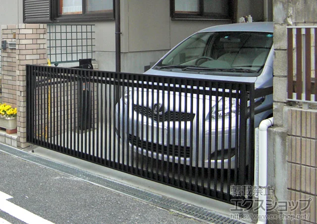 埼玉県箕面市ののカーゲート、フェンス・柵 オーバードアS2型 手動式 施工例