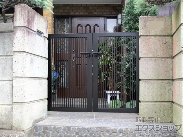 神奈川県野田市のYKKAPの門扉 プレスタ門扉 2型 細たて桟 両開き 柱使用 施工例