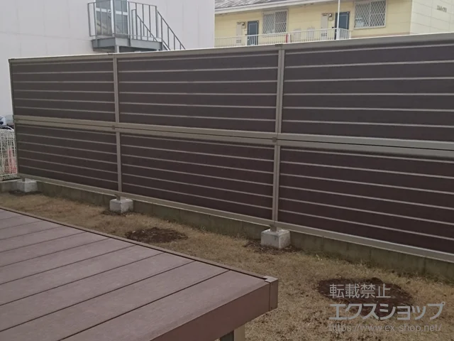 千葉県藤沢市のグローベンのフェンス・柵 ルシアスフェンスF02型 横目隠し 木調カラー 2段支柱 施工例