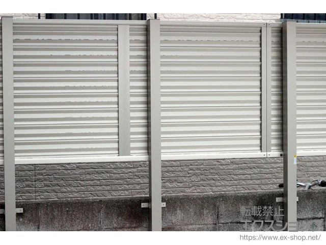 愛媛県愛西市の積水樹脂(セキスイ)のフェンス・柵 ミエーネフェンス 目隠しルーバータイプ 2段支柱 施工例