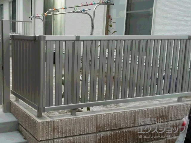 福岡県草加市のValue Selectのフェンス・柵 エクスラインフェンス22型 たて半目隠し 自由柱施工 施工例