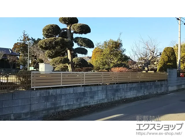 埼玉県富岡市のYKKAPのフェンス・柵 セレビューフェンス RP3型[太横パネル] フリーポールタイプ 施工例