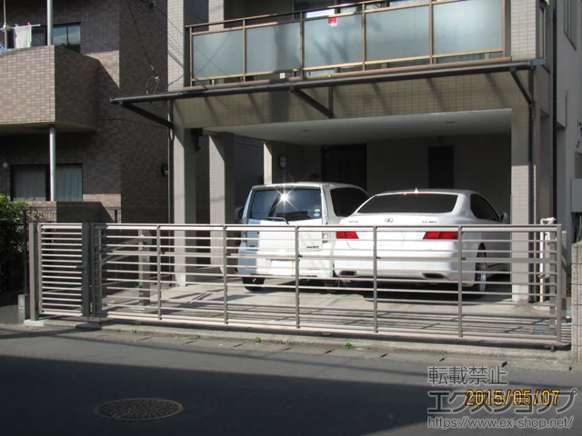 埼玉県福生市ののカーゲート、カーポート、ウッドデッキ ワイドオーバードアS1型 手動式 57-12＋開戸セット 施工例