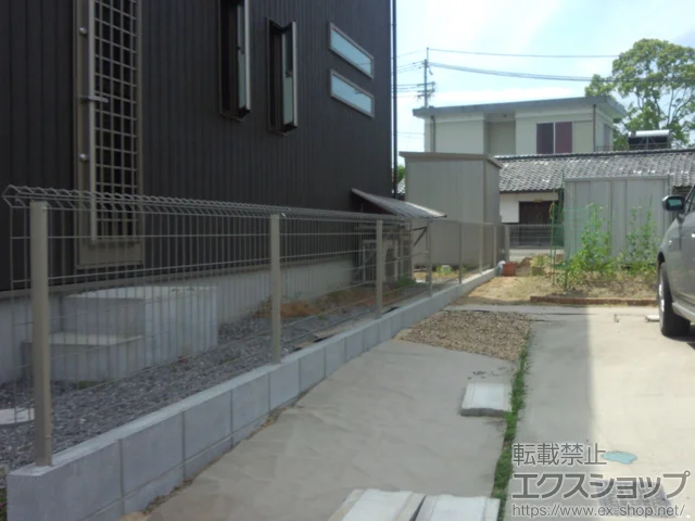 滋賀県遠田郡美里町のYKKAPのフェンス・柵 イーネットフェンス1F型 自由柱タイプ 施工例