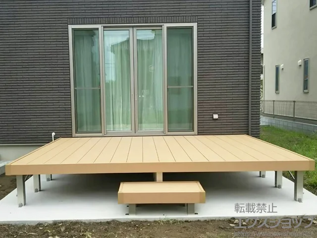 埼玉県久喜市のYKKAPのウッドデッキ リウッドデッキ 200＋独立式リウッドステップ2型 施工例