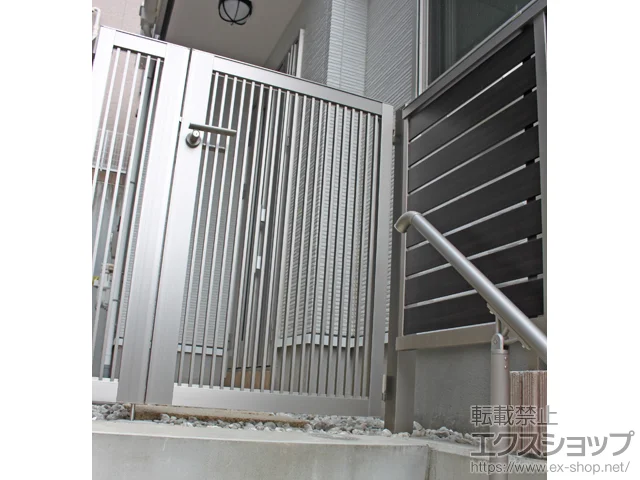 神奈川県見附市のLIXIL(リクシル)の門扉 プレスタ門扉 2型 細たて桟 両開き親子 柱使用 施工例