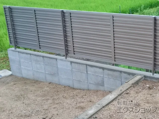 岡山県さいたま市のLIXIL リクシル(TOEX)のフェンス・柵 プレスタフェンス 8型 横ルーバー フリーポールタイプ 施工例