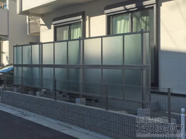 神奈川県福山市のLIXIL(リクシル)のフェンス・柵 ライシスフェンス P型 ポリカーボネート フリーポールタイプ<多段柱仕様> 施工例