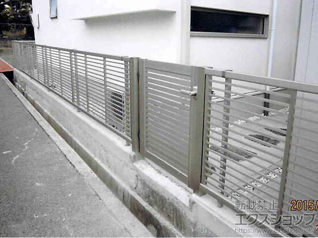 長野県長野市のYKKAPのフェンス・柵 エクスラインフェンス12型 横格子タイプ 自由柱施工 施工例
