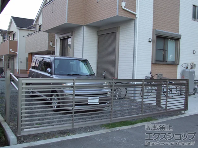 神奈川県福生市ののカーゲート、カーポート、ウッドデッキ ワイドオーバードアS1型 手動式 施工例