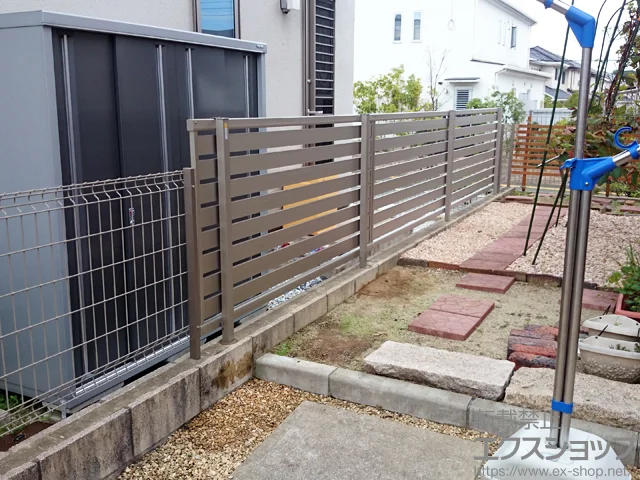 福岡県福津市のYKKAPのフェンス・柵 ルシアスフェンスF04型 横板 木目カラー 自由柱仕様 施工例
