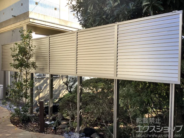 東京都東村山市のValue Selectのフェンス・柵 プレスタフェンス 8型 横ルーバー アルミ多段柱使用（1段） 施工例