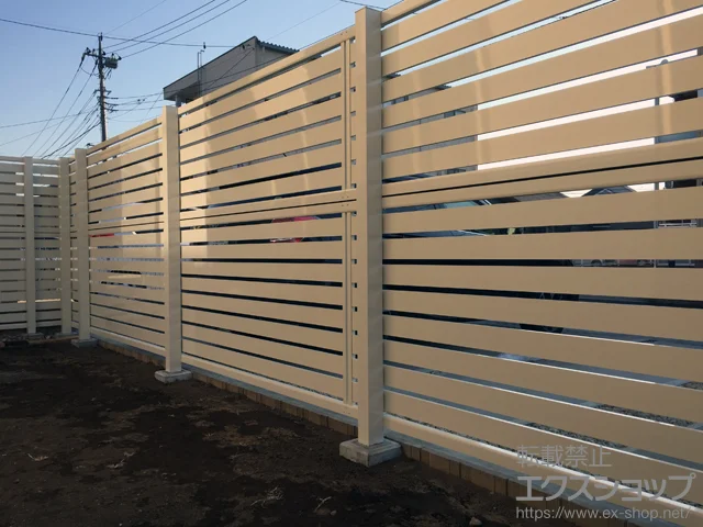 埼玉県津市のValue Selectのフェンス・柵 エクスラインフェンス23型 自由柱施工＜2段支柱＞ 施工例