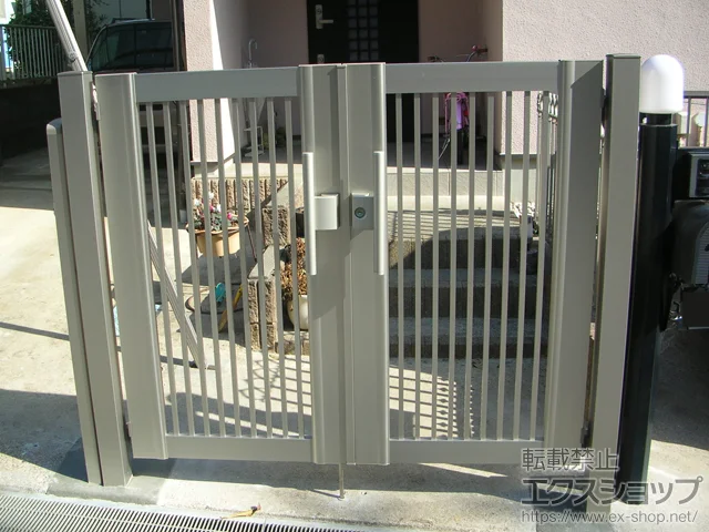 千葉県袖ヶ浦市のYKKAPのカーゲート、門扉 エクスライン門扉13型 両開き 門柱使用(柱 施工例