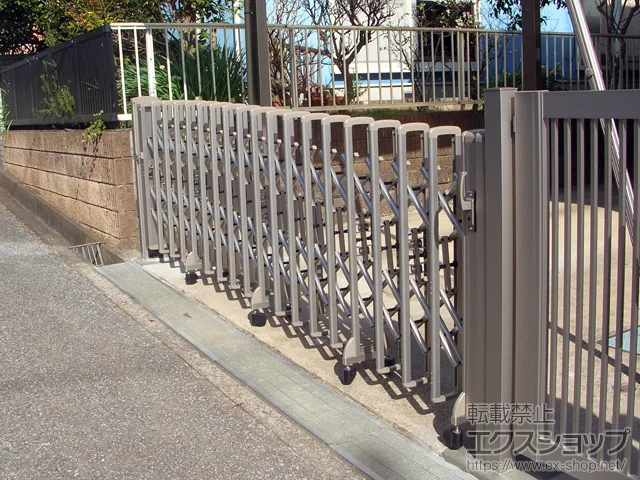 千葉県袖ヶ浦市のYKKAPのカーゲート、門扉 レイオス7型(傾斜地用) ノンレール 片開き 38S 施工例