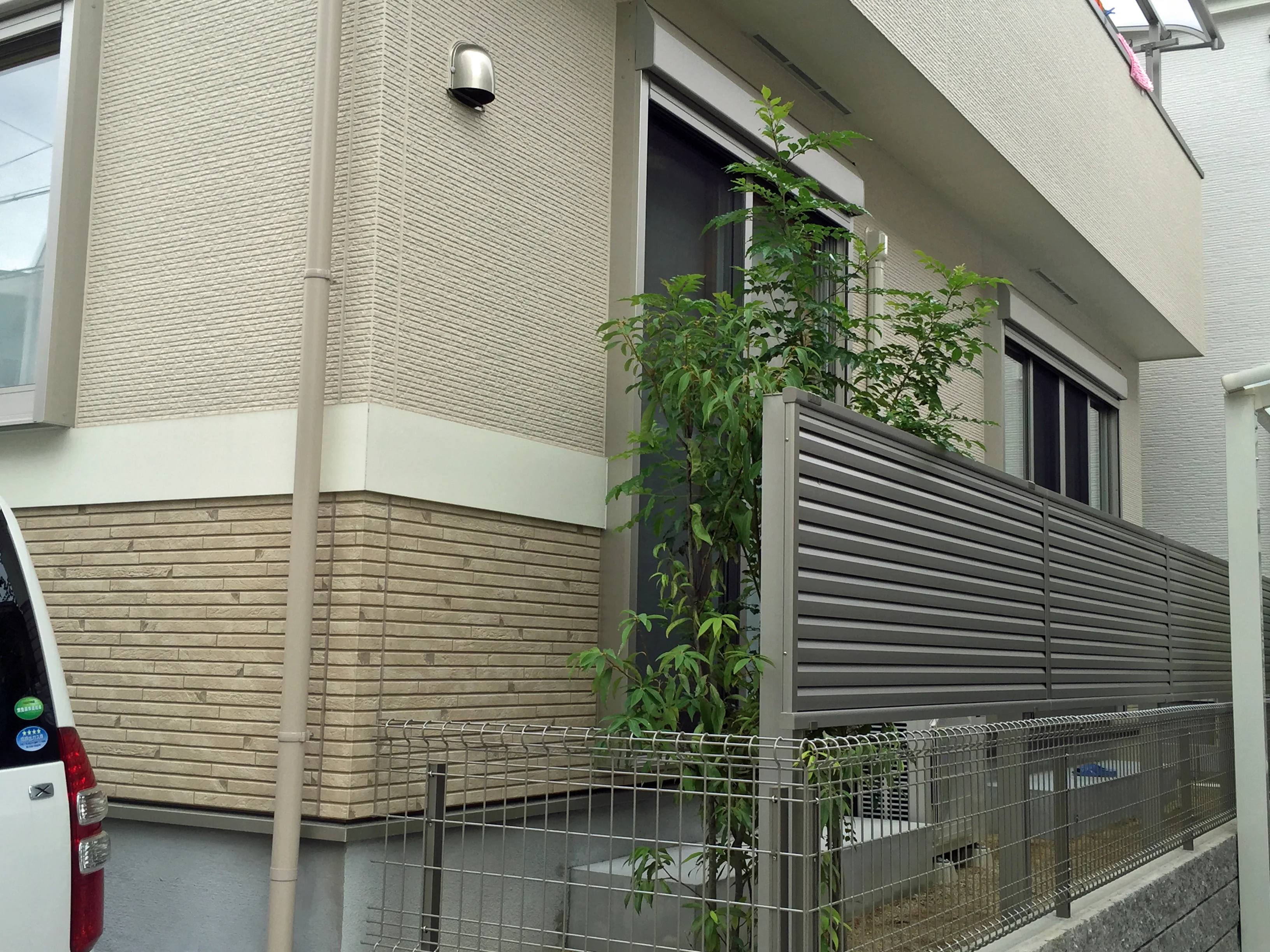 大阪府神戸市のFandFのフェンス・柵 ミエーネフェンス 目隠しルーバータイプ 2段支柱 施工例