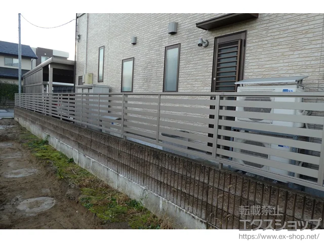 石川県草加市のLIXIL リクシル(新日軽)のフェンス・柵 カムフィX 5型 横板格子デザイン 施工例