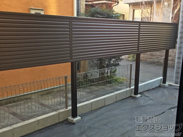 東京都横浜市のグローベンのフェンス・柵 ミエーネフェンス 目隠しルーバータイプ 2段支柱 自立建て用（パネル1段） 施工例