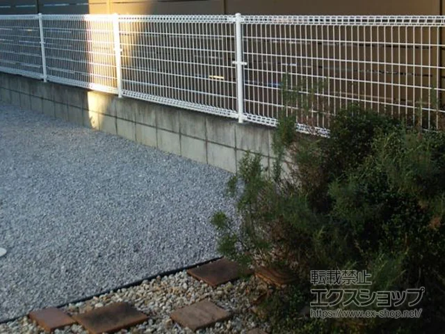 埼玉県東広島市のValue Selectのフェンス・柵 メッシュフェンスM0 間仕切柱 施工例