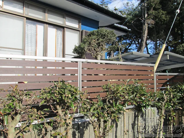 茨城県吉川市のYKKAPのフェンス・柵 ルシアスフェンスF04型 横板 木目カラー 自由柱施工 施工例