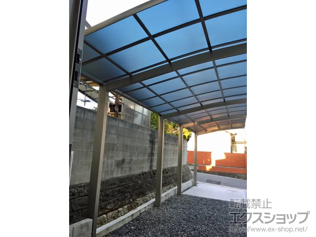 広島県三条市のLIXIL リクシル（トステム）のカーポート ネスカR (ラウンドスタイル) 縦連棟 積雪〜20cm対応 施工例