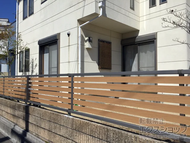 兵庫県調布市のYKKAPのフェンス・柵 ルシアスフェンスF04型 横板 木目カラー 自由柱仕様 施工例