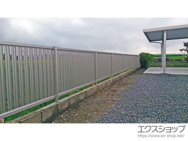 鹿児島県福島市のLIXIL リクシル(TOEX)のフェンス・柵 エクスラインフェンス22型 たて半目隠し 自由柱仕様 施工例
